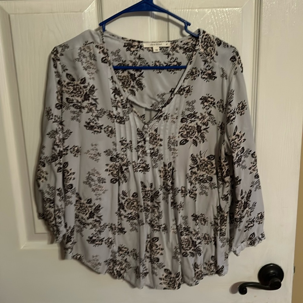 Women’s fun 2 fun 3/4 sleeve top size medium.pleated front.